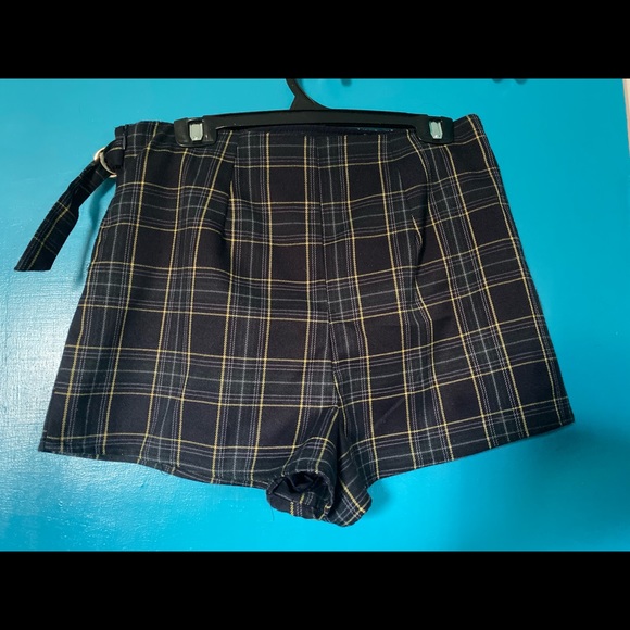 Skort.. a skirt and short in one - Picture 2 of 5